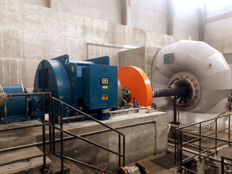 Large WEG industrial motor system installed in a factory, showcasing heavy-duty equipment designed for industrial and manufacturing processes.