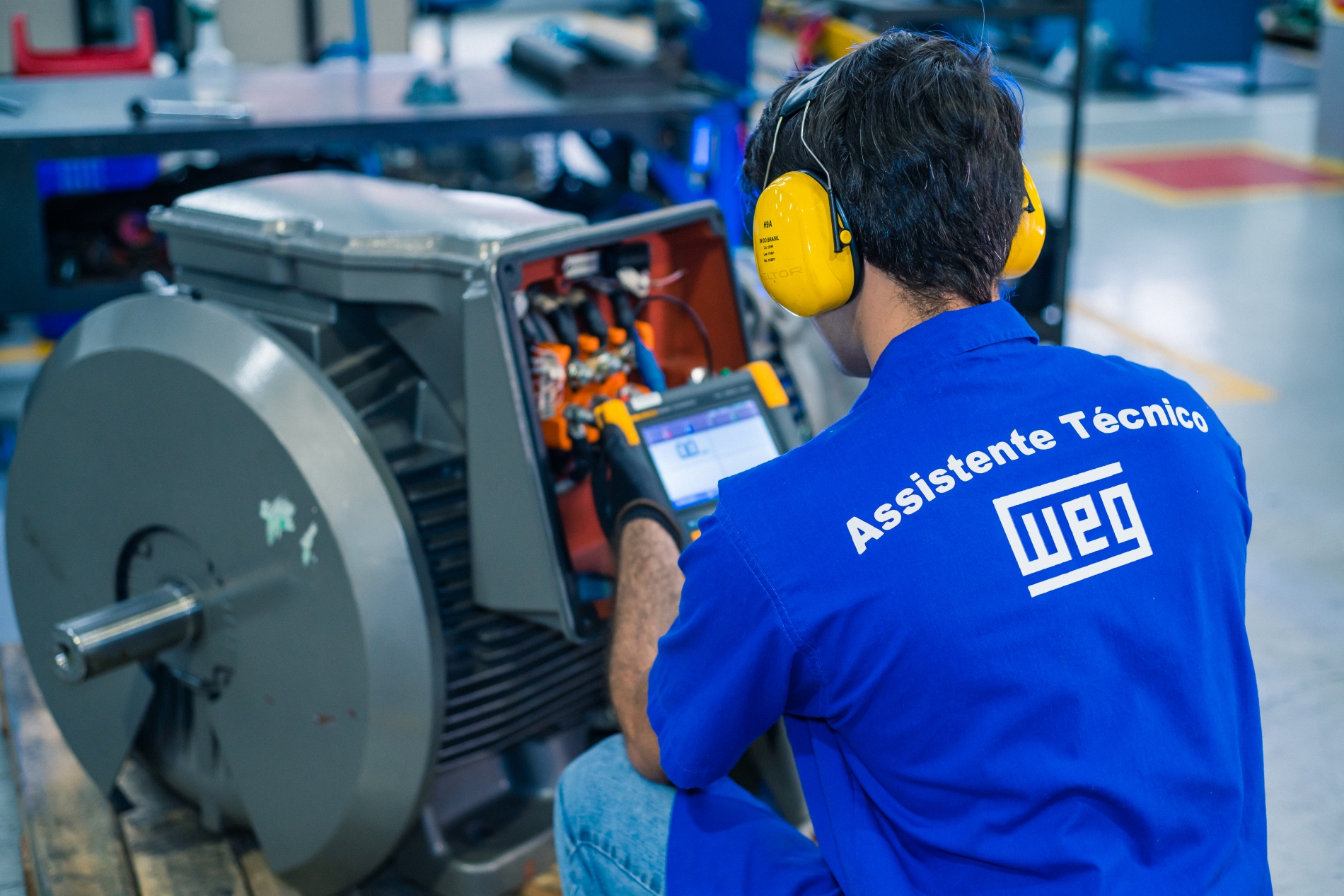 A WEG technician testing the insulation resistance of an electric motor.
